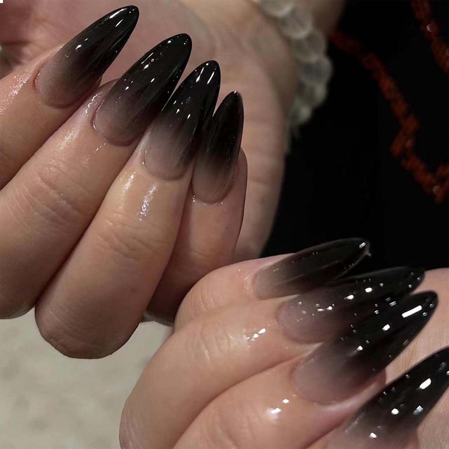24 Stücke Schwarze Press on Nails Mittel Almond Gotische Falsche Nägel Schwarz Ombre Akryl Glänzend Klebe-Auf Stiletto Künstliche