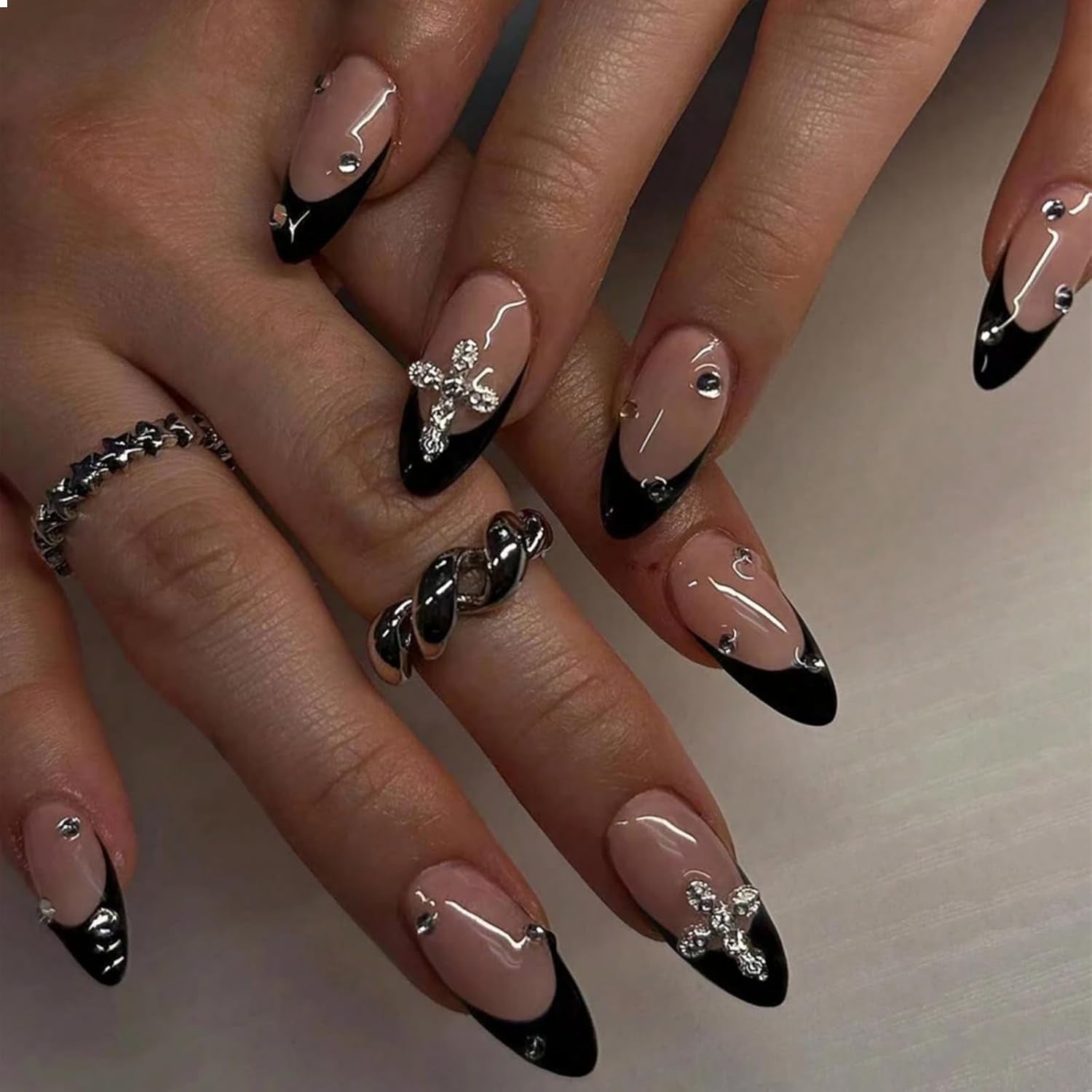 24 Stück Press on Nails Mandel 3D Legierung Kreuz Design Schwarz Französische Spitze Mittel Mit Design Passgenau Acryl Falscher Nagel Set