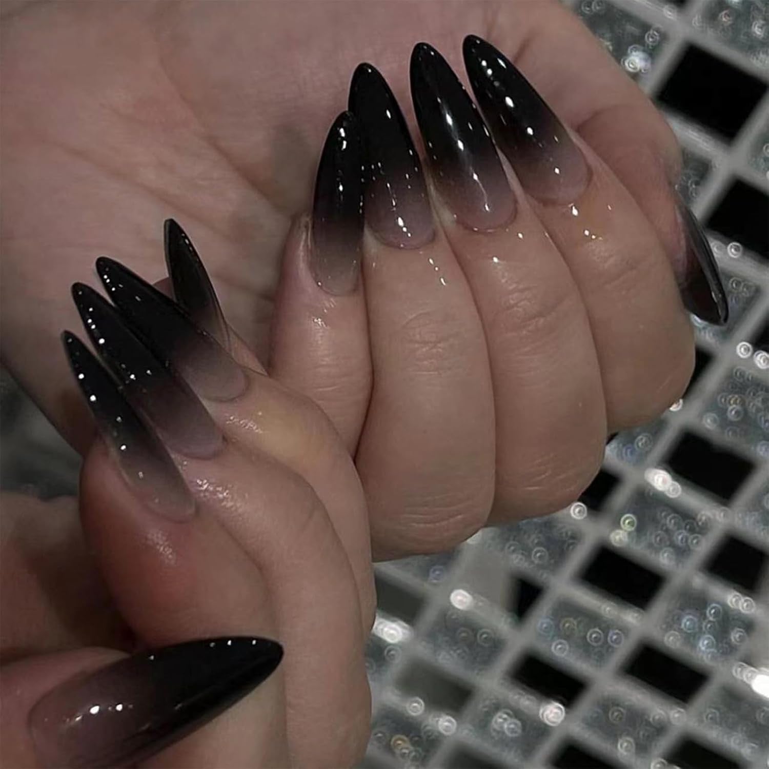 24 Stücke Schwarze Press on Nails Mittel Almond Gotische Falsche Nägel Schwarz Ombre Akryl Glänzend Klebe-Auf Stiletto Künstliche