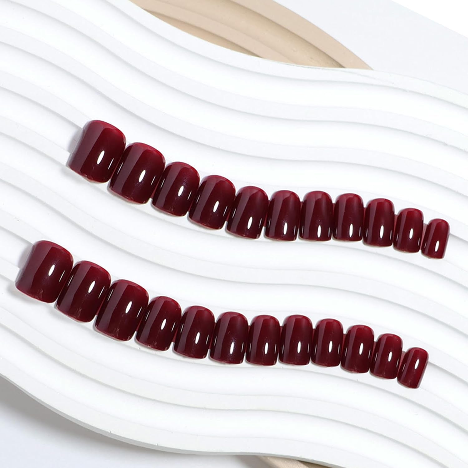 French Press on Nails, 24 Stück Rot Quadratische Nägel Zum Aufkleben Kurz, Full Cover Nageltip Tips Für Gelnägel, Künstliche Nägel, Fingernägel Fake Nails Für Frauen ＆ Mädchen Nail Art (Red)