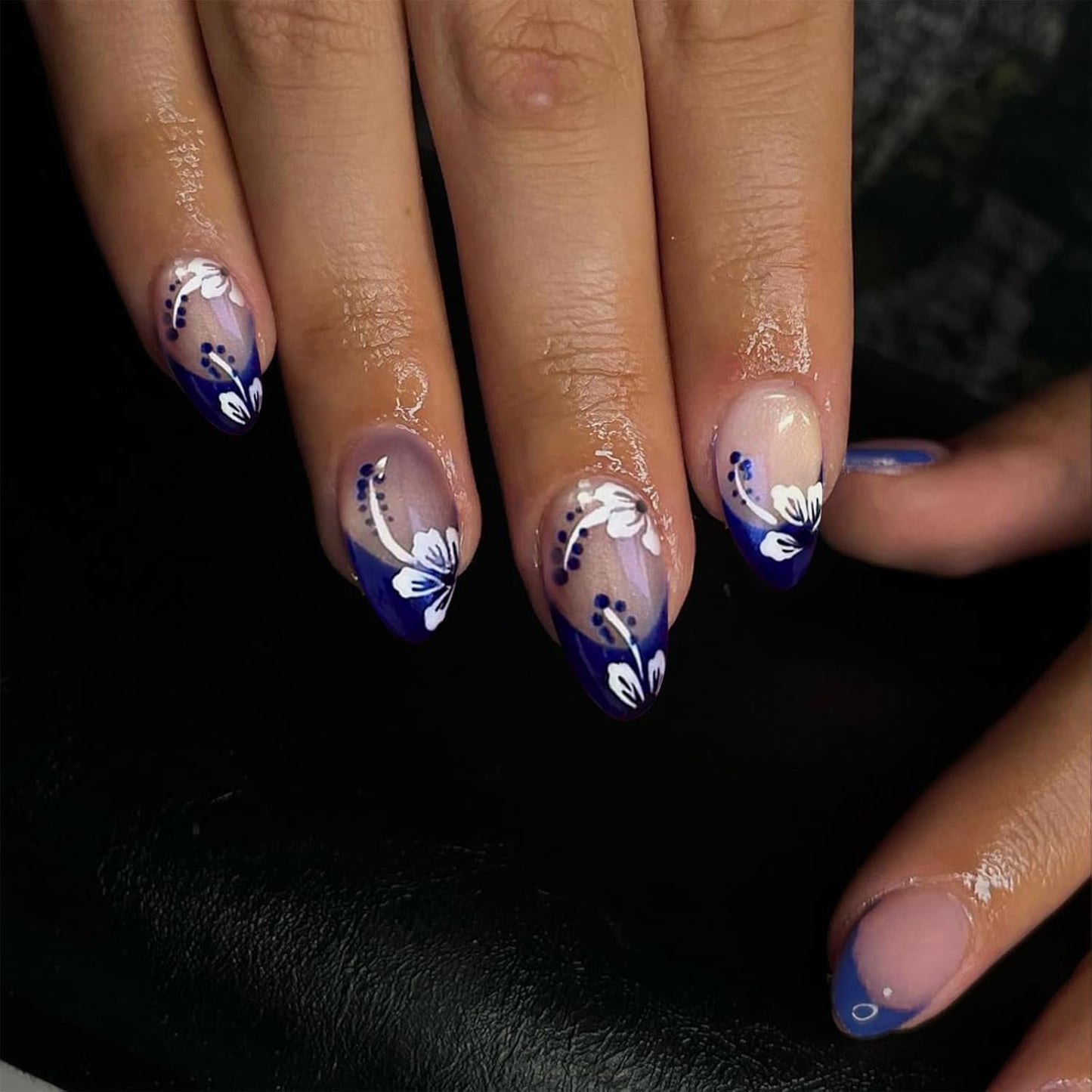 24 Stück French Nails Press on Nails Nüdescht Pink False Nails Almond Acryl Nägel False Nails Mit Weiße Blumen Designs Stick on Nails Blaue Spitze Klebe Nails